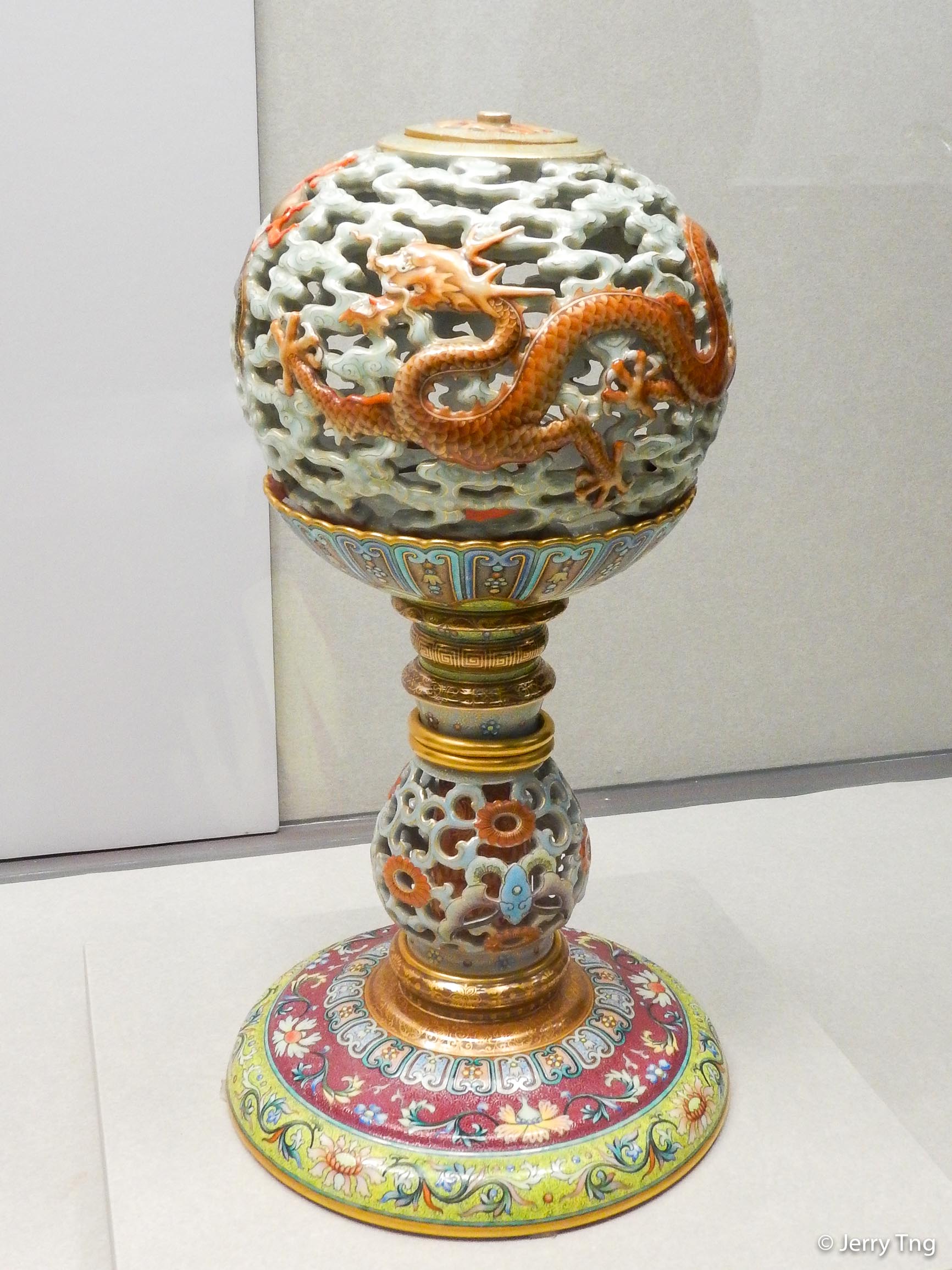 清時代　乾隆年製 粉彩献上五爪雲龍文 清時代乾隆年製粉彩献上五爪雲龍文震撼世界的十四件中国天价古瓷器